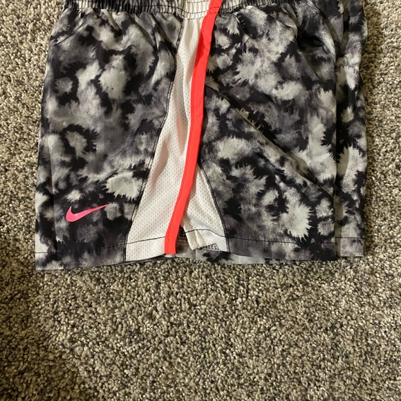 NIKE - GREY & WHITE SHORTS - Picture 2 of 6